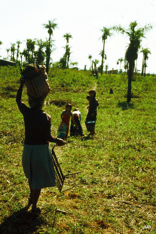 AÑO 1983 - COLOR - VIDA CAMPESINA EN PARAGUAY (JOSÉ MARÍA BLANCH)